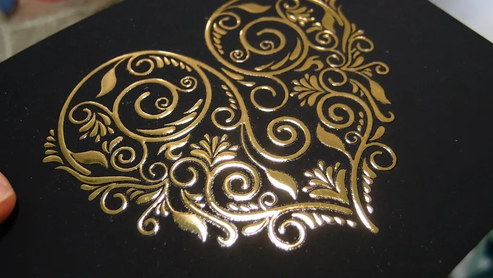 Goldprägung mit Ornament auf schwarzem Albumcover