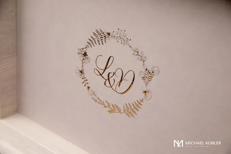 Goldgeprägtes Monogramm auf einem Milano Hochzeitsalbum