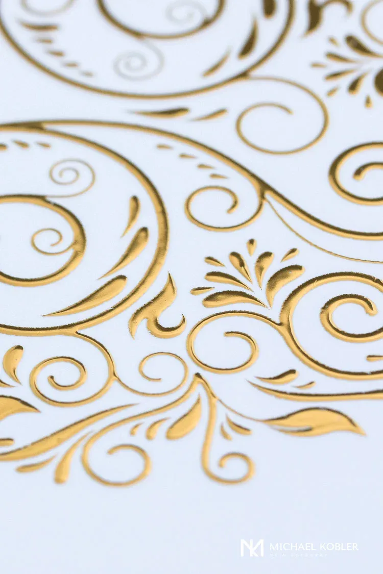Goldene Veredelung mit erhabenem Ornament auf einem Napoli Hochzeitsalbum