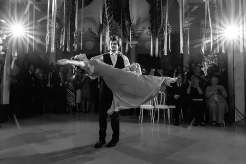 Hochzeitstanz in Schwarzweiß, Bräutigam hebt die Braut