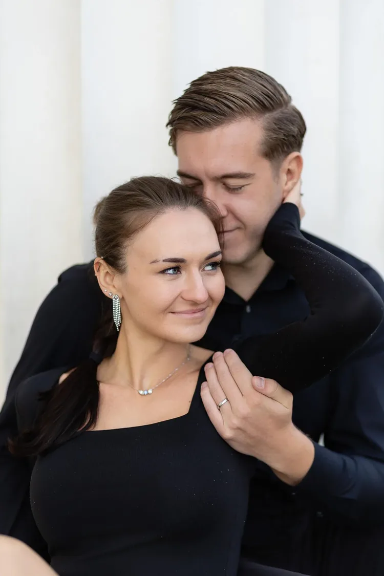 Tender embrace at the Theseus Temple in Vienna's Volksgarten